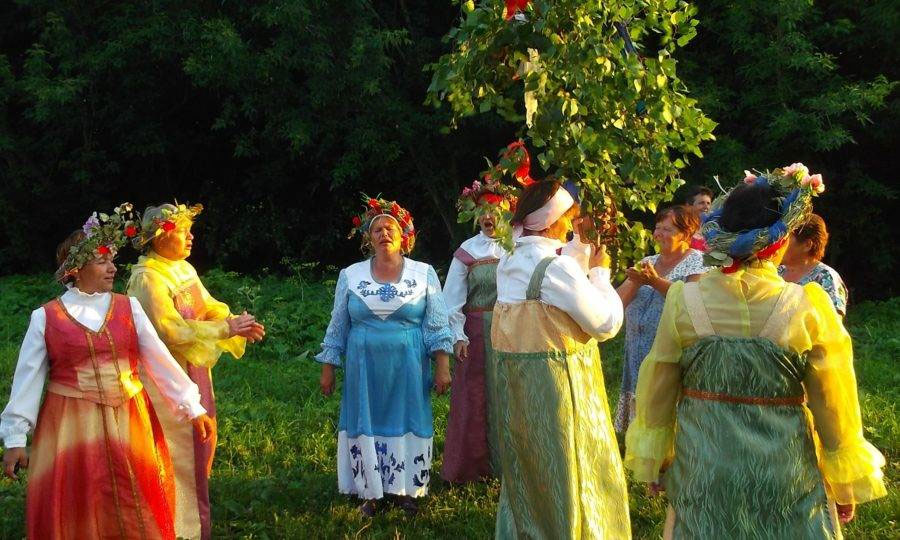 Духов день в 2. Троица земля именинница. Духов день. Дух праздника. Духов день венки.